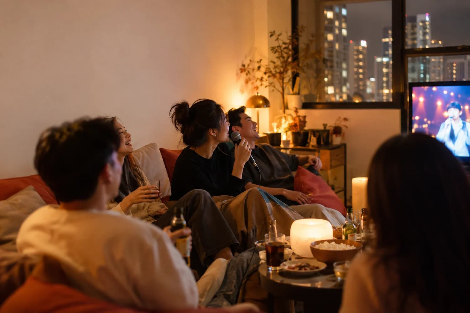 細細間嘅樓上 party room，幾個朋友圍住咪高峰唱歌