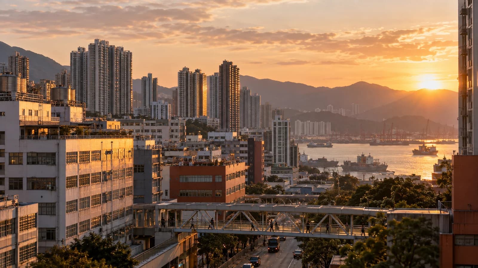 黃昏時荃灣一帶嘅工廈同住宅大廈，遠處係山同海