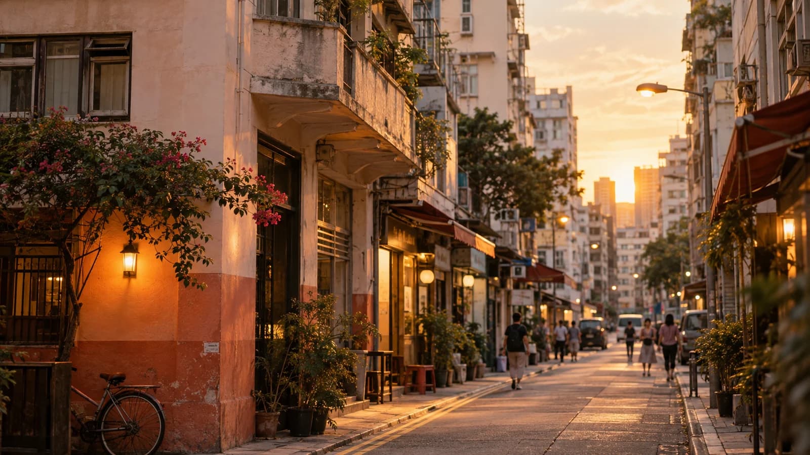 油麻地舊區街景，黃昏時分嘅舊樓同街燈