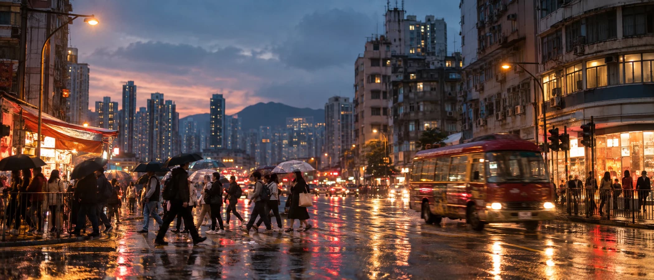 落大雨嘅旺角街頭,行人撐住遮行過